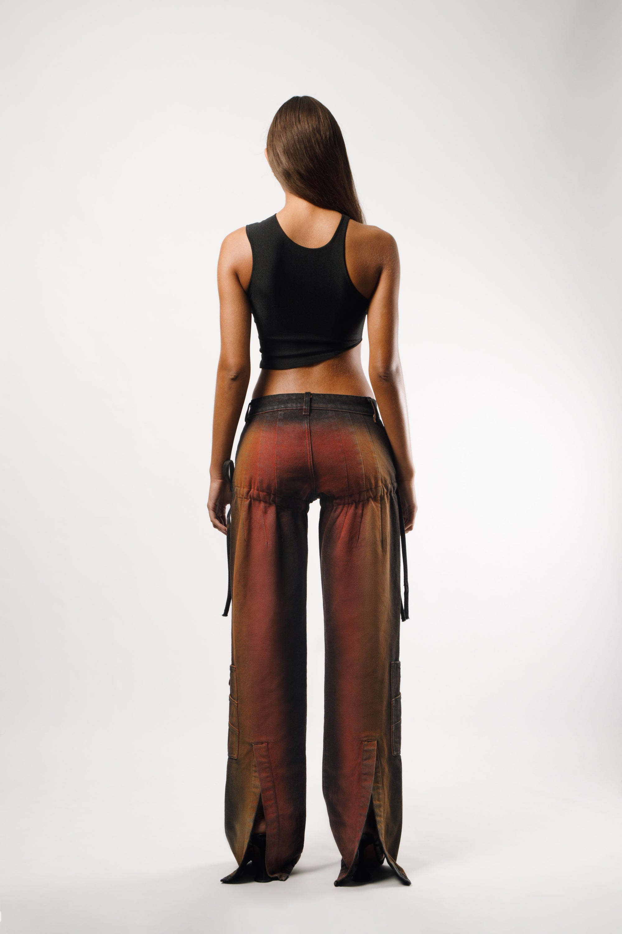 Long pants in sunbeams with darts and opening slits on the back, with adjustable cords to embellish the silhouette. Treated with ecological ozone washing and hand sprayed - back