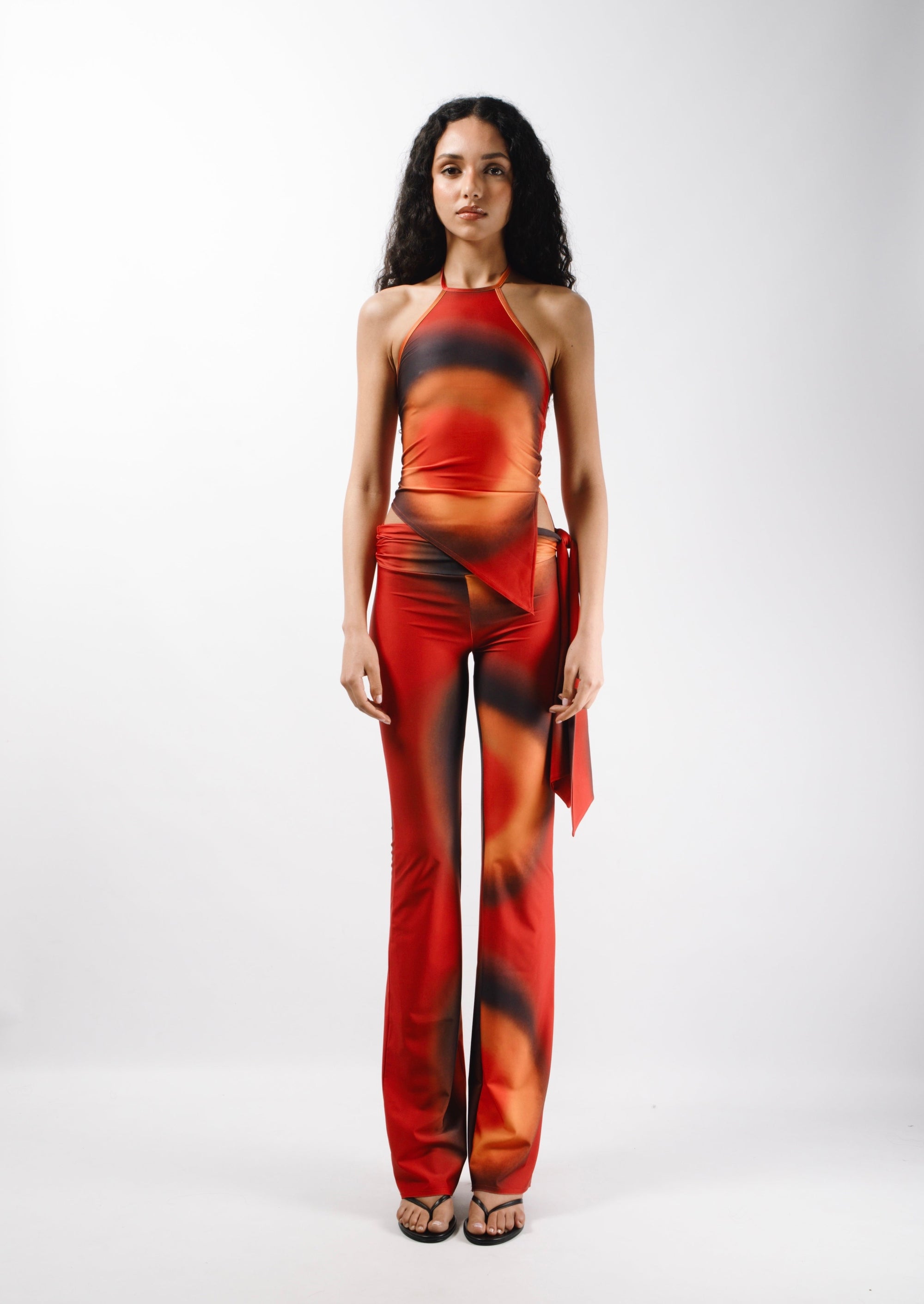 Long pants in printed jersey stretch made from recycled plastic bottles, with an adjustable pleated belt - front