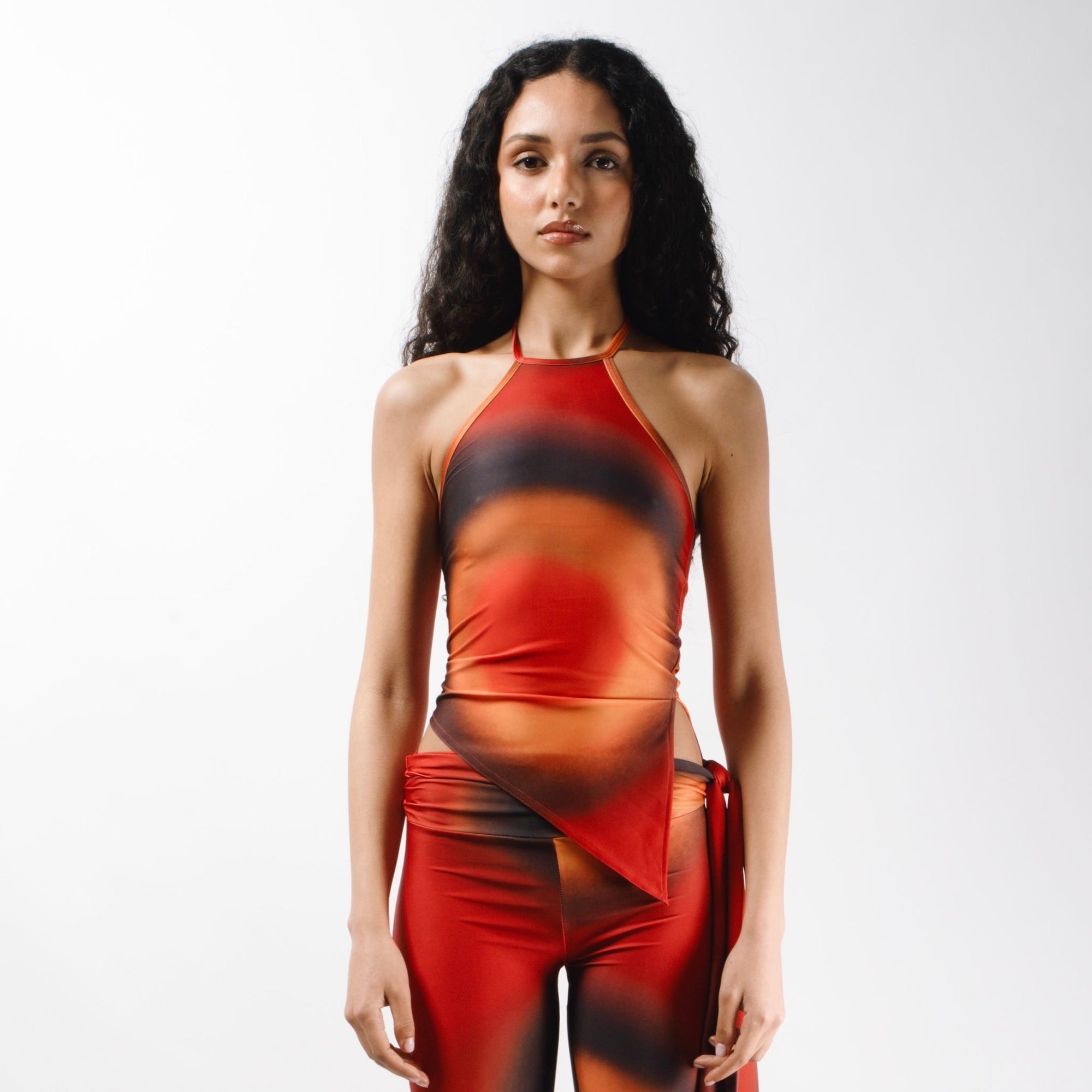 Asymmetric top in printed jersey made from recycled plastic bottles with an american neckline and opening slit on the side for an embellished waist - front