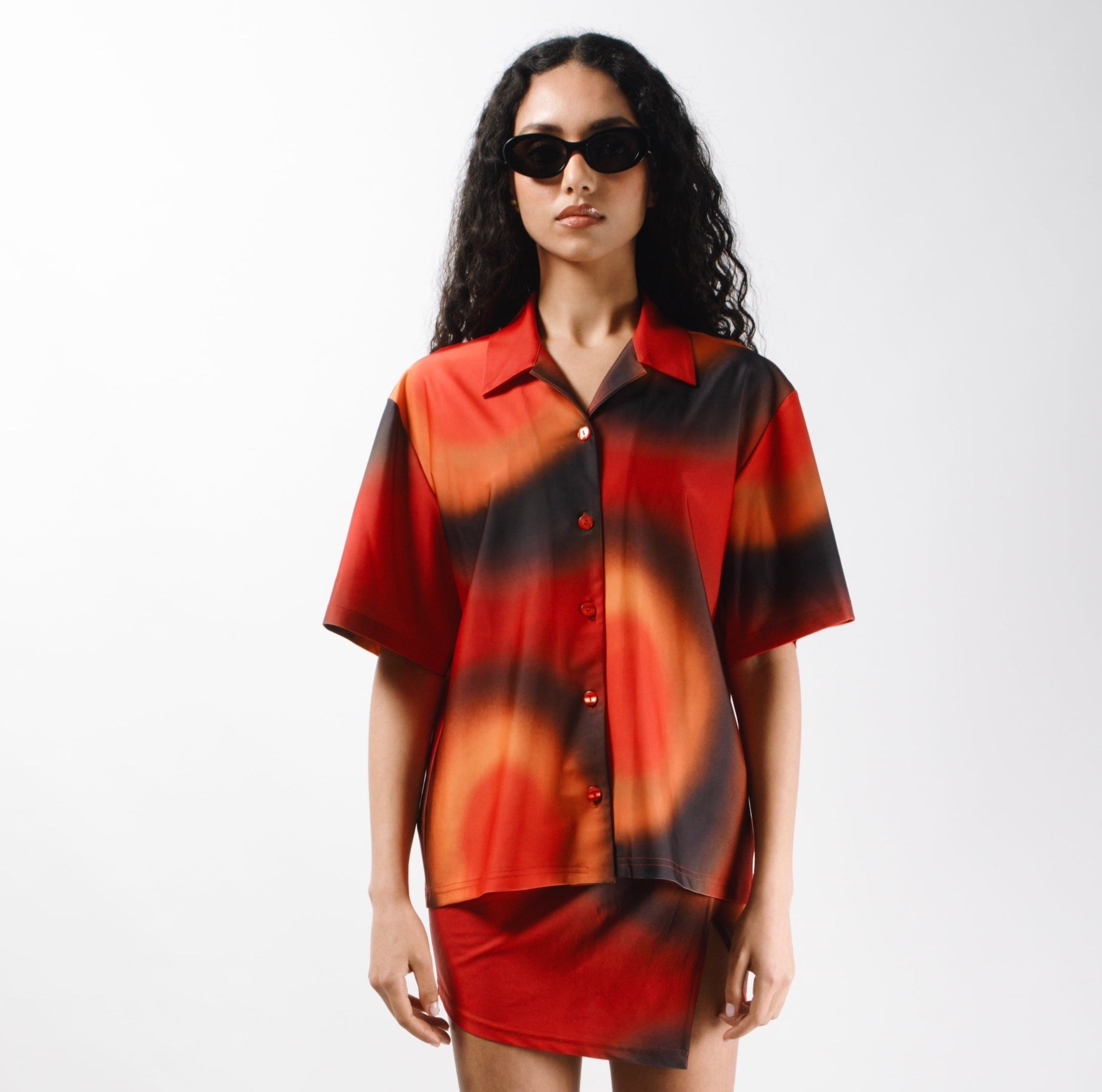 Short sleeve, button up shirt in red printed jersey made from recycled plastic bottles. Oversized silhouette with a relaxed neckline - front