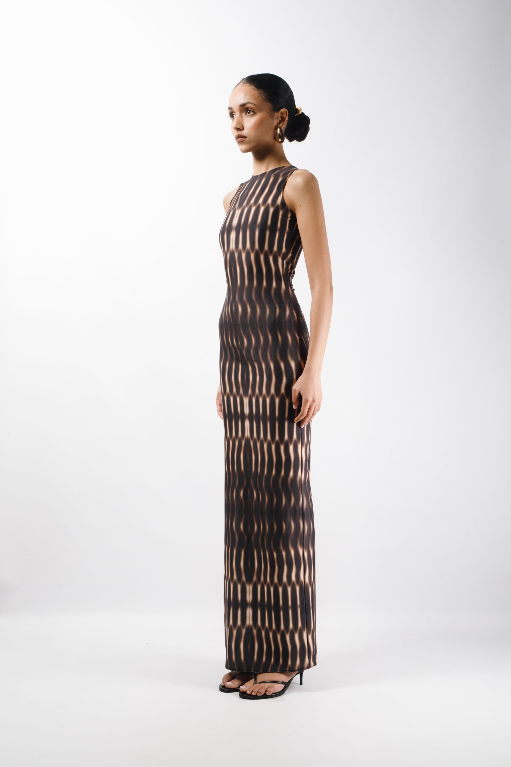 Melo gold dress in printed jersey stretch made from recycled plastic bottles, with a straight silhouette that hits at the ankle - side