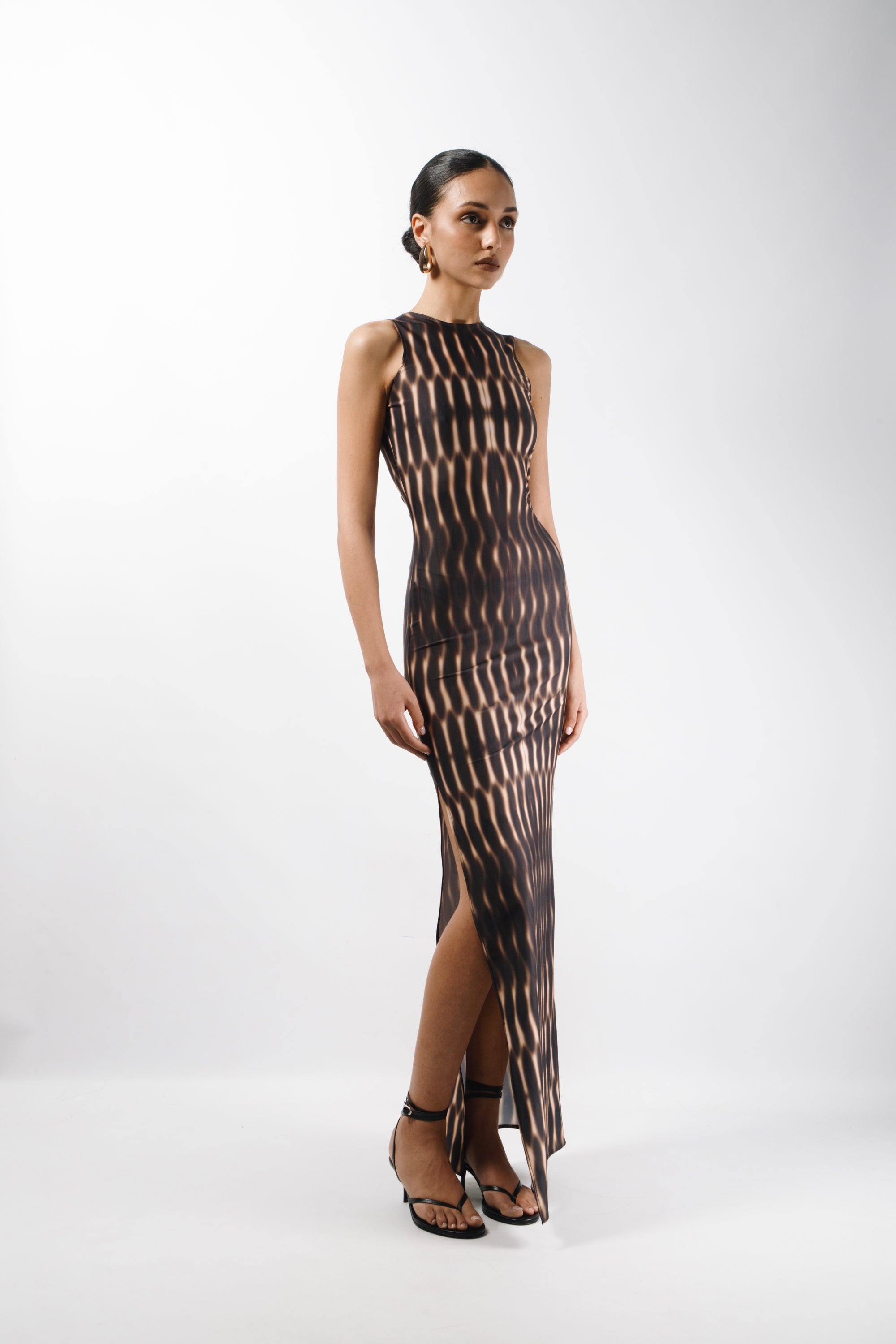  Melo gold dress in printed jersey stretch made from recycled plastic bottles, with a straight silhouette that hits at the ankle - side